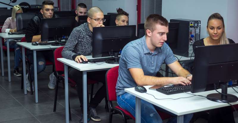 Um die Externenprüfung zu bestehen, kommt es auf eine umfassende Vorbereitung an. Dazu gehört zum einen, sich die geforderten Inhalte der jeweiligen Ausbildung anzueignen. ( Lizenzdoku: Shutterstock-Vladimir Borovic )