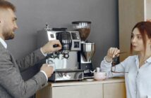 Kaffee sorgt für Motivation: Kaffeevollautomaten gehören zum Standard der Unternehmenseinrichtung ( Lizenzdoku: Shutterstock- Oleggg )