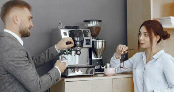 Kaffee sorgt für Motivation: Kaffeevollautomaten gehören zum Standard der Unternehmenseinrichtung ( Lizenzdoku: Shutterstock- Oleggg )