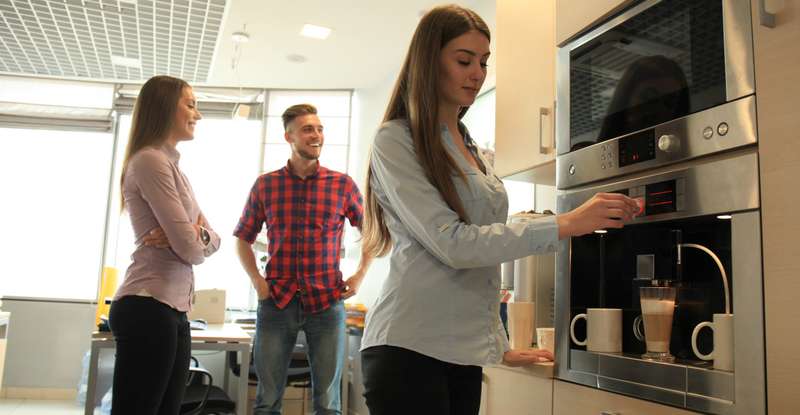 Nicht nur schwarzer Kaffee kann den Mitarbeitern geboten werden ( Lizenzdoku: Shutterstock- tsyhun )