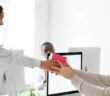 Willkommenspaket für neue Mitarbeiter: Warum diese zum Start im neuen Unternehmen überreicht werden sollten ( Foto: Adobe Stock - Fizkes )