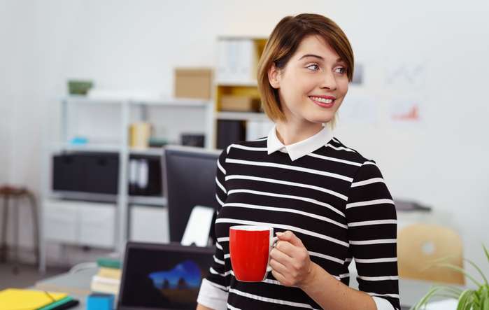 Die individuelle gestaltete Kaffeetasse eignet sich prima für die neue Mitarbeiterin ( Foto: Adobe Stock - contrastwerkstatt )