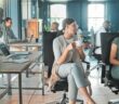 Flex Office: Warum es doch besser ist als das Home Office und das klassische Büro, die Vor- und Nachteile und wie man das Konzept umsetzt (Foto: AdobeStock - Kirsten Davispeopleimages.com)