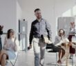 „Herzlich willkommen zurück im Büro!“ – Was Arbeitgeber als erstes tun sollten (Foto: AdobeStock - vadim_key)