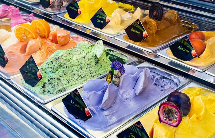 Motivieren Sie Mitarbeiter zum Miteinander. Ein Eisstand erfrischt nicht nur, er initiiert auch den Plausch - und damit das Wohlfühlen im Büro. Willkommen zurück im Büro! (Foto: AdobeStock - Oligo)