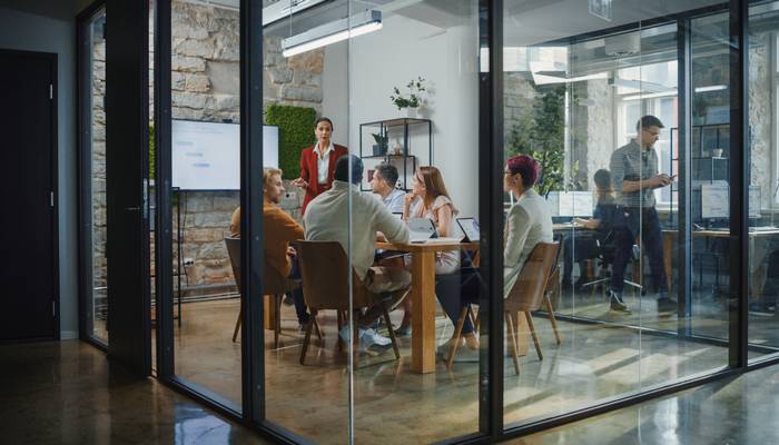 Moderne Bürokonzepte erleichtern den Mitarbeitern die Zusammenarbeit, das Suchen nach Kollegen und das Buchen von Konferenzräumen. (Foto: AdobeStock - Gorodenkoff)