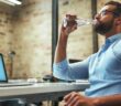 Genug trinken auf der Arbeit: diese Tricks helfen dabei. (Foto: Adobe Stock-Friends Stock)