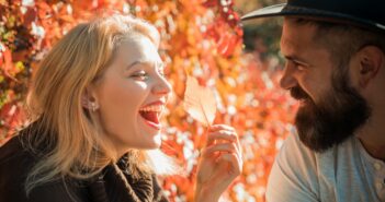 Flirten auf dem Land. (Foto: AdobeStock_273491659 Volodymyr)
