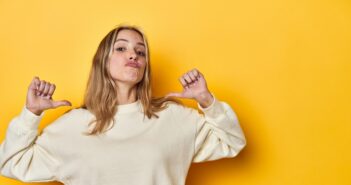 Ein Narzisst kann charmant wirken, doch tiefere Beziehungen sind oft problematisch. (Foto: AdobeStock_629044529 Asier)