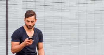 Mann mit Smartphone auf Twitter. (Foto: AdobeStock_67590756 Jürgen Fälchle)