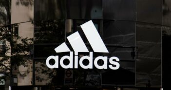 Ein Blick auf das Hauptquartier von adidas, dem Innovationszentrum für Sport und Mode. (Foto: AdobeStock 283043772 ink drop)