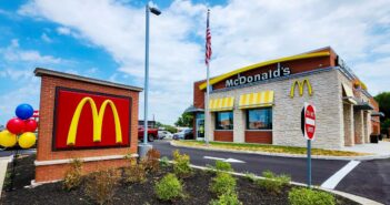 Das erste McDonald's Restaurant in San Bernardino, Kalifornien, markierte den Beginn einer globalen Erfolgsgeschichte." (Foto: AdobeStock-866808606 Refrina)