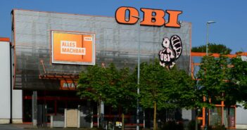 Obi-Baumarktfiliale mit großem Außenbereich und Parkmöglichkeiten (Foto: AdobeStock 959633764 Ulf)