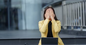 Raus aus der Schockstarre: So verarbeitest du eine Kündigung mental und beruflich (Foto: AdobeStock - Crystal - 1519744175)