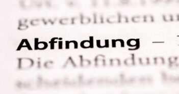 Der clevere Abschied: Eine hohe Abfindung verhandeln und den Karriere-Neustart planen (Foto: AdobeStock - Nico - 347469733)