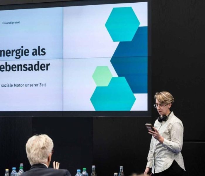 "Energie als Lebensader": Jana Sch&ouml;nberger pr&auml;sentiert der Jury (Foto: Friedhelm Loh Group)